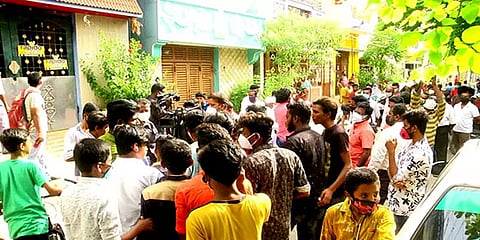 சேலம்: யூ-டியூபர் மதனை காண கிருத்திகா வீட்டின் முன்பு குவிந்த இளைஞர்கள்
