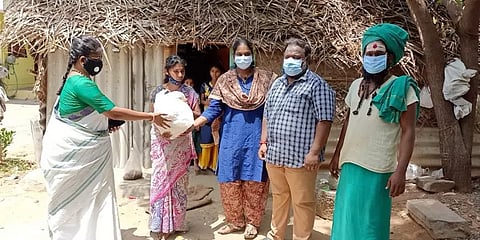 துளிர்க்கும் நம்பிக்கை: 25-க்கும் மேற்பட்ட மாற்றுத்திறனாளிகளுக்கு மளிகை வழங்கிய அறக்கட்டளை