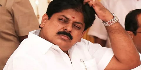 சென்னை அழைத்து வரப்பட்டார் முன்னாள் அமைச்சர்  மணிகண்டன்