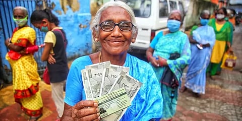 கொரோனா நிவாரணத் தொகையை இன்றைக்குள் வழங்க தமிழக அரசு உத்தரவு