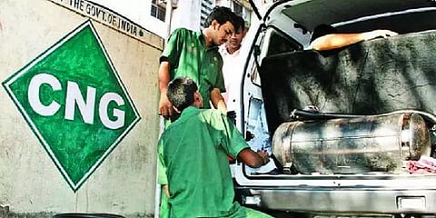 விண்ணை  முட்டும் பெட்ரோல், டீசல் விலை உயர்வால் சி.என்.ஜி வாகனங்களுக்கு கூடும் மவுசு!
