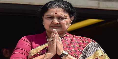 மரத்தின் உச்சி போல் தலைமையில் இருந்து கொண்டு வேர்களான தொண்டர்களை நீக்குவதா? - சசிகலா