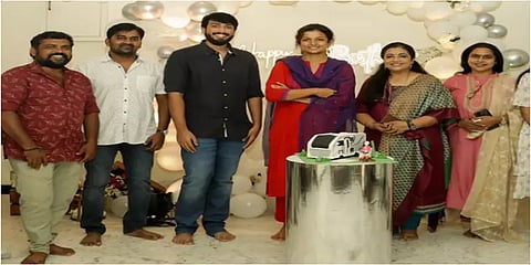 படக்குழுவினருடன்  பிறந்தநாளை கொண்டாடிய இயக்குநர் கிருத்திகா உதயநிதி