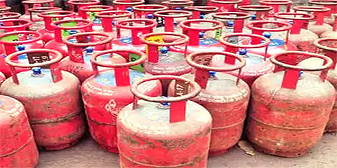 மூன்று மாதத்திற்குப் பிறகு எரிவாயு சிலிண்டர் விலை மேலும் ரூ.25 உயர்வு