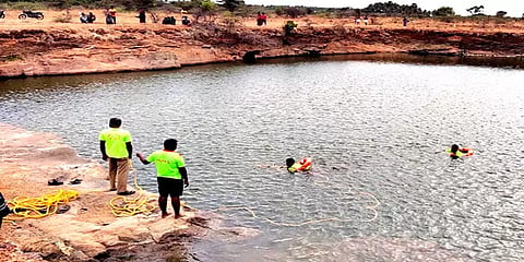 திருப்பூர்: விளையாடச் சென்ற அக்காள், தம்பி பாறைக்குழி நீரில் மூழ்கிய சோகம்