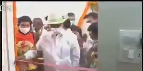 கத்திரிகோல் வழங்க தாமதமானதால்டென்ஷன்; ரிப்பனை கிழித்தெறிந்த தெலங்கானா முதல்வர்