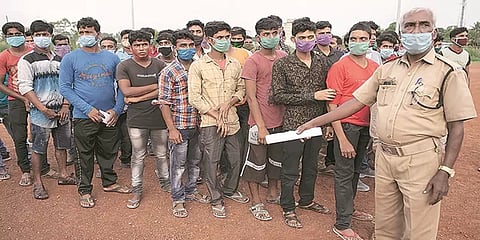 "வேலையிழந்த 10 லட்சம் பேர் கேரளா திரும்பிவிட்டனர்"- அரசு வட்டாரங்கள் தகவல்