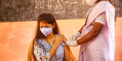 தாய், சேய்க்கு நன்மை என்ன? - கர்ப்பிணிகளுக்கு கொரோனா தடுப்பூசி: சந்தேகங்களும் பதில்களும்