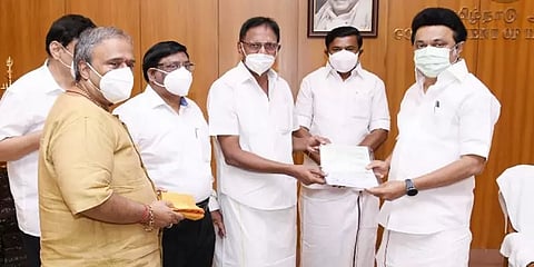 கொரோனா நிவாரண நிதி:  ரூ.50 லட்சம் வழங்கிய தமிழ்நாடு திரையரங்கு உரிமையாளர் சங்கத்தினர்