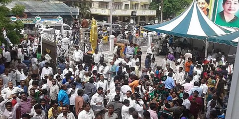 “ஒற்றைத் தலைமை ஓபிஎஸ் ஐயா”  - ஓபிஎஸ் வருகையின் போது அதிமுக தொண்டர்கள் முழக்கம்