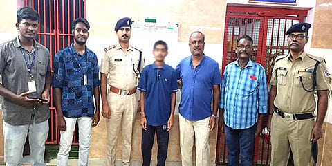 நாக்பூர் டூ காட்பாடி: வழிதவறி வந்த சிறுவன்.. பொற்றோரிடம் ஒப்படைத்த ரயில்வே காவலர்கள்
