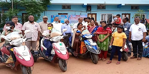 வாழ்வாதாரம் இழந்தவர்களுக்கு நிவாரணம் வழங்கி மனைவியின் பிறந்தநாளை கொண்டாடிய கணவர்