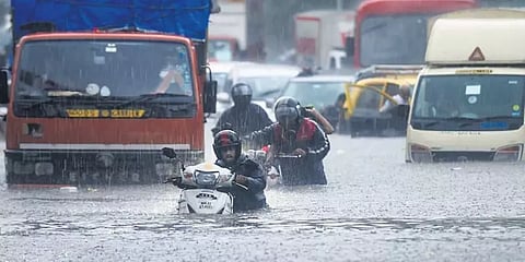 மும்பையில் மழை பாதிப்பால் ஒரே நாளில் 33 பேர் உயிரிழப்பு