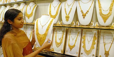 தங்கம் மற்றும் வெள்ளி விலை குறைவு
