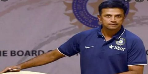 தொப்பியை கழற்றிவிட்டு டிராவிட் உடன் உரையாடிய இலங்கை கேப்டன் : வைரலாகும் புகைப்படம்