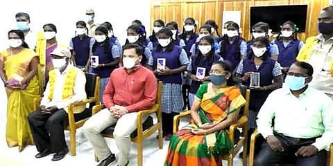 ஆன்லைன் வகுப்பு: ஏழை அரசுப் பள்ளி மாணவிகளுக்கு ஸ்மார்ட்போன் வழங்கிய ஆட்சியர்