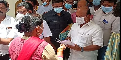 அமைச்சரின் காலில் விழுந்து வேலை கேட்ட பெண்: நடவடிக்கை எடுப்பதாக உறுதியளித்த அமைச்சர்