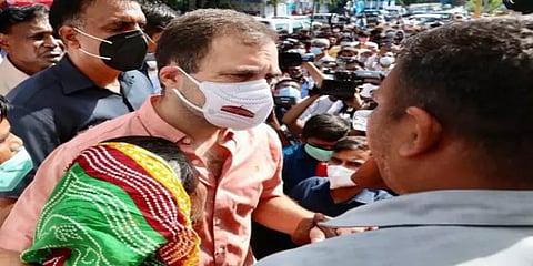 டெல்லி சிறுமி வன்கொடுமை செய்யப்பட்டு கொலை? - பெற்றோரை சந்தித்து ஆறுதல் சொன்ன ராகுல்காந்தி
