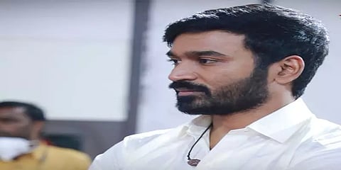 வேஷ்டி சட்டையில் கவனம் ஈர்க்கும் தனுஷ்: பூஜையுடன் தொடங்கிய ‘தனுஷ்44’ படத்தின் படப்பிடிப்பு