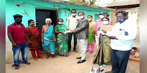 விஷவாயு தாக்கி உயிரிழந்தவர்களின் குடும்பத்திற்கு வீடுதேடிச் சென்று நிதி வழங்கிய நீதிபதி