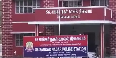 மோதலில் முடிந்த திமுக-அதிமுக பிரமுகர்கள் வாக்குவாதம்: திமுக பிரமுகர் கார் கண்ணாடி உடைப்பு