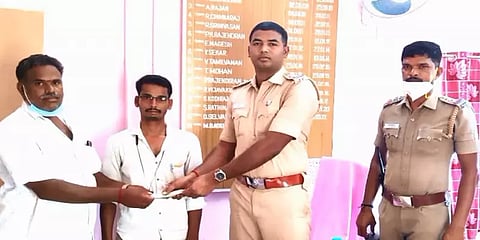 ஏடிஎம்-ல்  பணத்தை விட்டு சென்றவரிடம் பத்திரமாக ஒப்படைத்த இளைஞர்! - குவியும் பாராட்டு