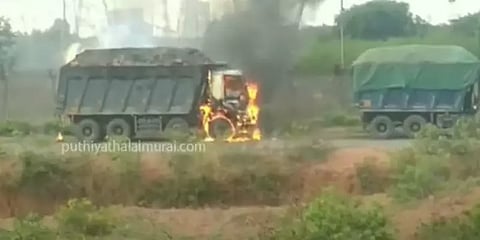 நெய்வேலி:  விபத்தை ஏற்படுத்தியதால் ஆத்திரம் - 3 லாரிகளுக்கு தீ வைத்த பொதுமக்கள்