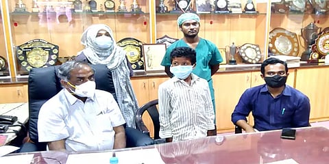 சிறுவனின் தொடையில் குத்திய மரக்கட்டை -அறுவை சிகிச்சை மூலம் அகற்றி அரசு மருத்துவர்கள் சாதனை