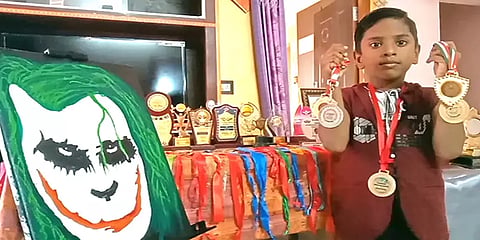 'தலைகீழாக ஓவியம்' வரைந்து 50-க்கும் மேற்பட்ட பதக்கங்களை வென்ற 9 வயது சிறுவன்