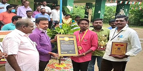 சீர்காழி: தானியங்களைக் கொண்டு தேசியக் கொடியை உருவாக்கி உலக சாதனை படைத்த இளைஞர்