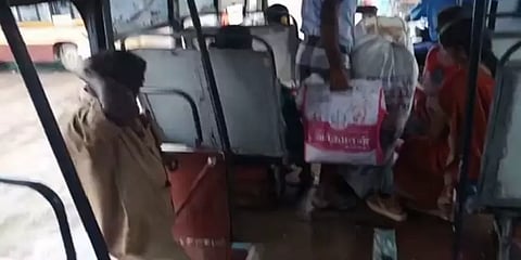 மழைநீர் சொட்டுவதால் பேருந்துக்குள் நின்றபடியே பயணித்த மக்கள்; பேருந்தை சீரமைக்க கோரிக்கை