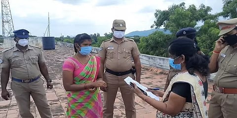 “தகுதி பெற்றும் வேலை கிடைக்கல” - ஆட்சியர் அலுவலகத்தில் கணவருக்காக தற்கொலைக்கு முயன்ற பெண்