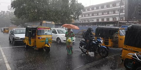 சென்னை, புறநகர்ப் பகுதிகளில் அதிகாலை முதல் பெய்த மழை