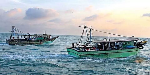 சுருக்குமடி வலை விவகாரம்: நடுக்கடலில் அதிகாரிகளை சிறைபிடித்த புதுவை மீனவர்கள்