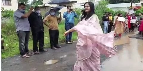 குண்டும் குழியுமான சாலைகளில் அழகிப் போட்டி : மத்திய பிரதேசத்தில் நூதன போராட்டம்