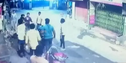 கெட்டுப்போன கிரில் சிக்கன்? - ஓட்டல் ஓனர் மகன் மீது தாக்குதல் : சிசிடிவி காட்சிகள்