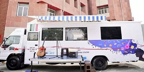 பள்ளிகளுக்கு நேரடியாக செல்லும் நடமாடும் இசைப் பயிற்சிப் பள்ளி - டெல்லி அரசின் புது முயற்சி