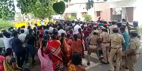 அனுமதியின்றி கொடி கம்பம் நட வந்த வி.சி.க.வினரால் பரபரப்பு... தடியடி நடத்திய காவல்துறை