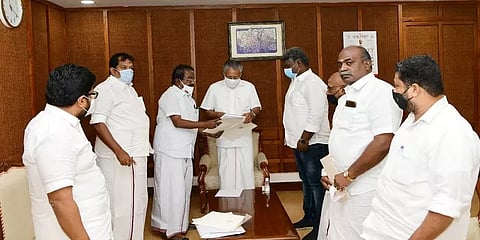 ஏ.கே.ராஜன் குழுவின் அறிக்கையை கேரள முதல்வரிடம் நேரில் வழங்கினார் டி.கே.எஸ். இளங்கோவன்
