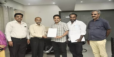 அஞ்சலக படிவங்கள் தமிழில் இருக்கும் என அஞ்சல் துறை உறுதியளித்துள்ளதாக சு.வெங்கடேசன் தகவல்