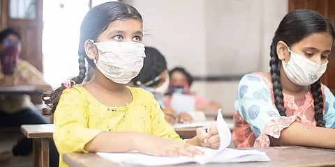 நவ.1 முதல் 1-8 வகுப்புகளுக்கு பள்ளிகள் திறப்பு : வழிகாட்டு நெறிமுறைகள் வெளியீடு 