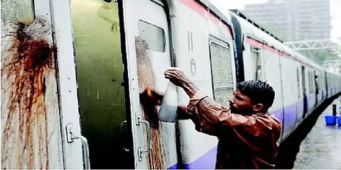 புகையிலை எச்சில் கறையை நீக்க ஆண்டுக்கு ரூ.1,200 கோடி செலவழிக்கும் இந்திய ரயில்வே