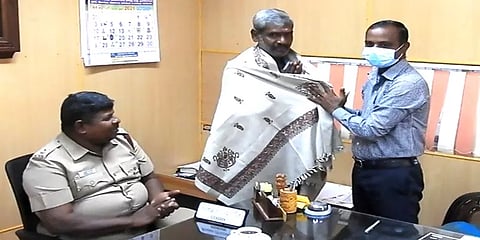 கொடைக்கானல்: அருவியில் விழுந்தவர்களை காப்பாற்றிய  நபரை பாராட்டிய கோட்டாட்சியர்