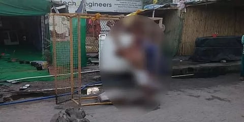 கை வெட்டப்பட்டு தலைகீழாக தொங்கும் சடலம் - புனித நூலை அவமதித்ததாக கூறிக் கொலையா?