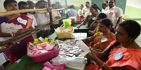 உள்ளாட்சித் தேர்தலில் வெற்றி பெற்றவர்கள் இன்று பதவியேற்பு