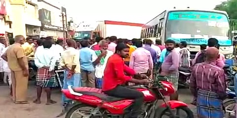 கடலூர்: அரசு பேருந்து ஓட்டுநரின் அநாகரீக  பேச்சால் அரைமணி நேரம் போக்குவரத்து பாதிப்பு