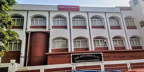 குற்றச்சாட்டுகளுக்கு உள்ளான 6 வழக்கறிஞர்களுக்கு தடை -  பார் கவுன்சில் உத்தரவு
