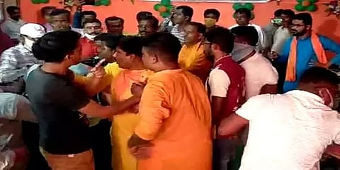 மேற்கு வங்கம்: பாஜக தலைவர்கள் கலந்துகொண்ட கூட்டத்தில் தொண்டர்கள் ரகளை – நாற்காலி வீச்சு