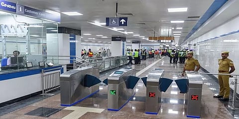 சென்னை மெட்ரோ ரயில்களில் டோக்கனுக்குப் பதிலாக QR கோடு பொறித்த காகித டிக்கெட்?