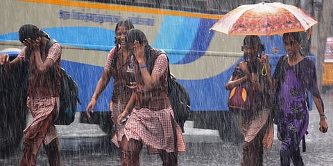 கனமழை எதிரொலி: 8 மாவட்டங்களில் இன்று பள்ளிகளுக்கு விடுமுறை